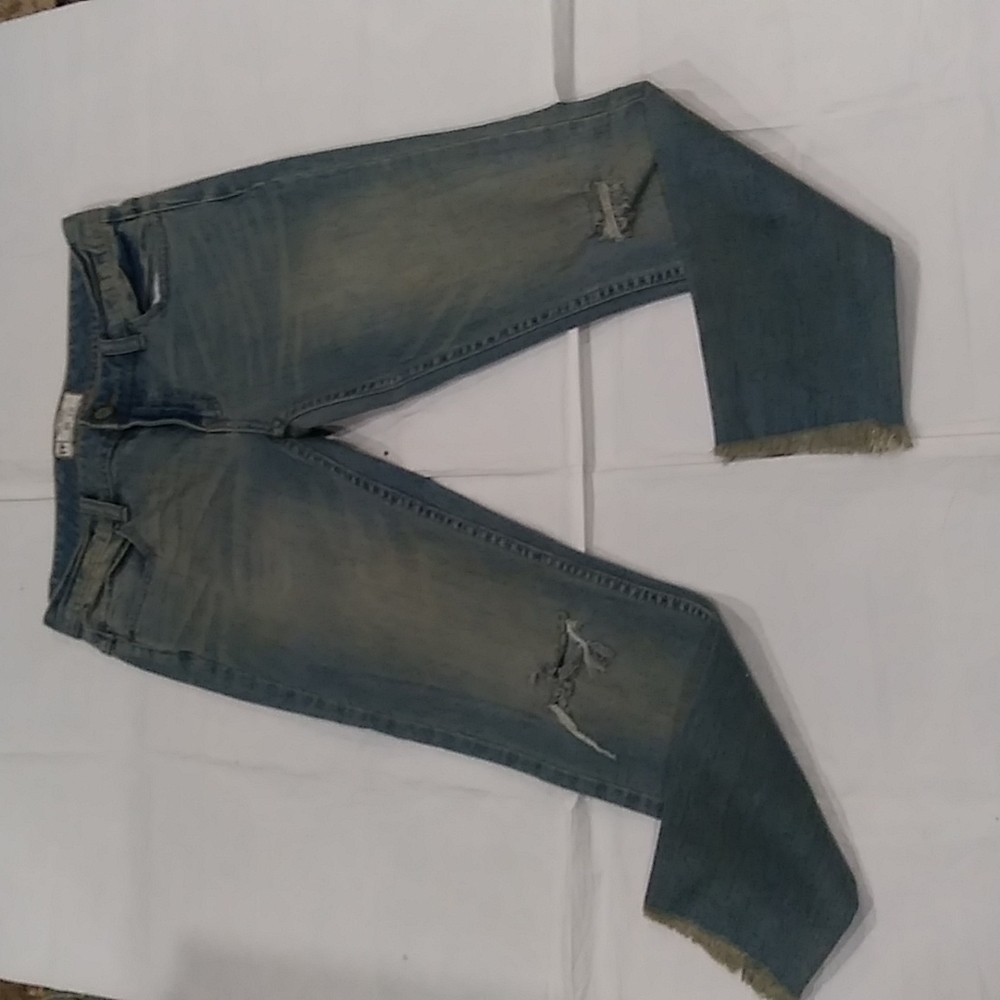 Free people crop distressed jean size 27